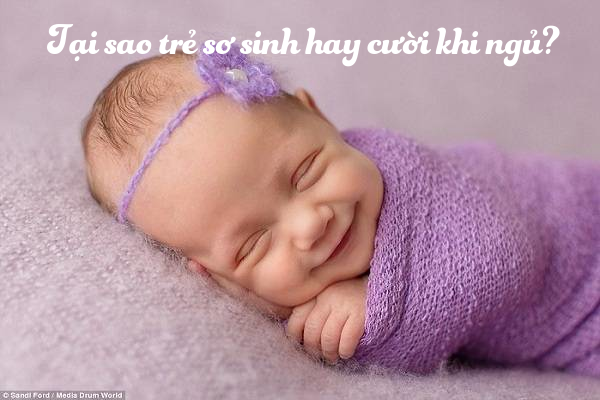 Tại sao trẻ sơ sinh hay cười khi ngủ?
