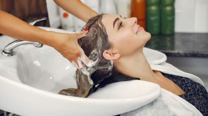 Sau sinh nên gội đầu bằng gì vừa sạch vừa an toàn