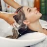Sau sinh nên gội đầu bằng gì vừa sạch vừa an toàn